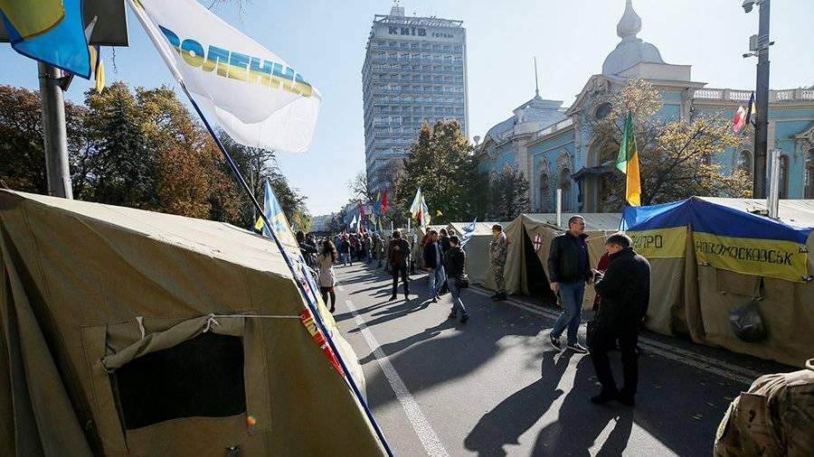 Порошенко обвинил митингующих у Рады в попытке дестабилизировать ситуацию в государстве