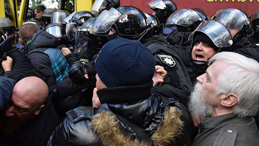 Полицейский пострадал в потасовке с протестующим у Верховной Рады