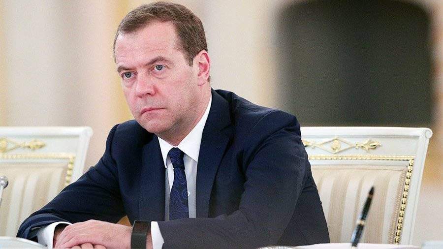 Медведев постановил вознаградить правительственными премиями 26 молодых ученых РФ