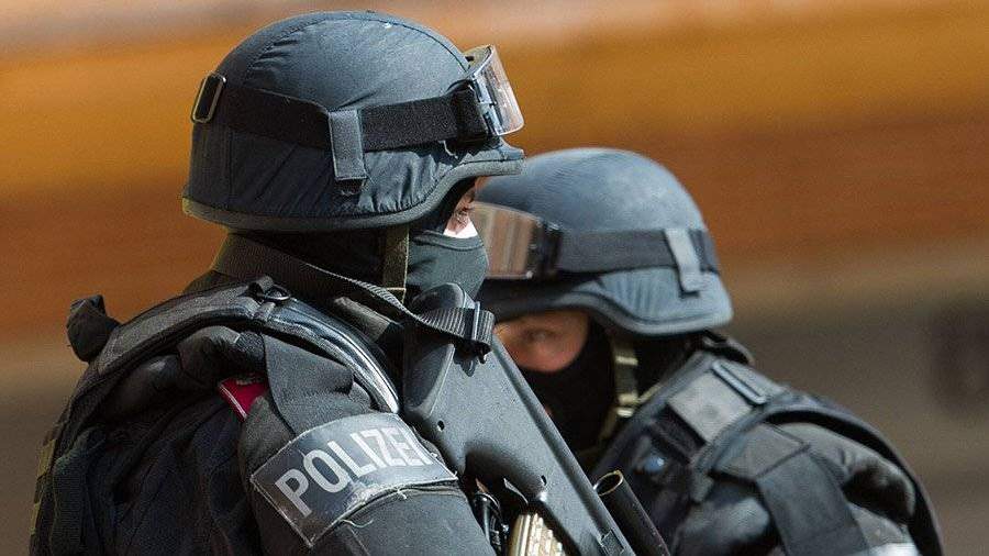 Милиция Австрии штурмовала магазин для проверки личности человека в костюме ниндзя Милиция Австрии штурмовала магазин для проверки личности человека в костюме ниндзя