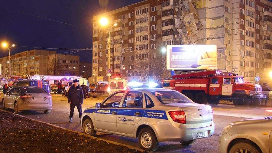 Жильцов разрушенного в Ижевске дома пустили в квартиры, чтобы установить размер ущерба Жильцов разрушенного в Ижевске дома пустили в квартиры, чтобы установить размер ущерба