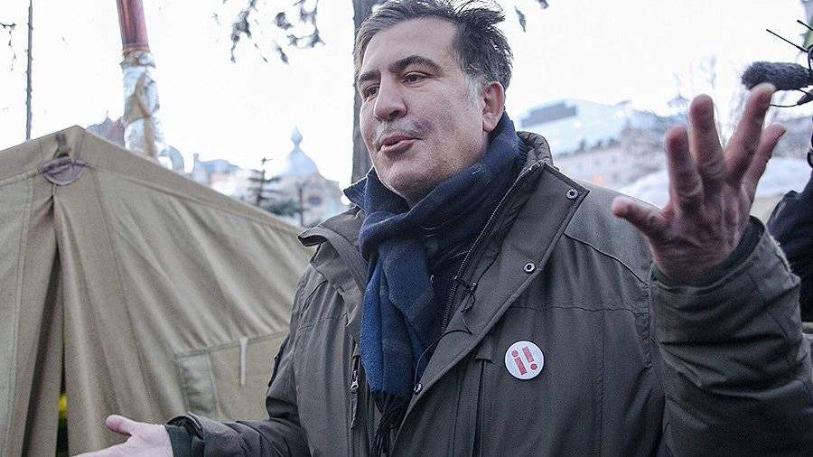 «Старый мент». Саакашвили на Майдане обвинил в пьянстве полицейского начальника «Старый мент». Саакашвили на Майдане обвинил в пьянстве полицейского начальника
