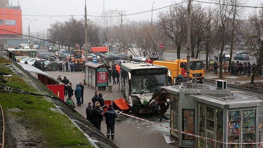 Движение затруднено на Сходненской улице в столице из-за происшествия на дороге с автобусом Движение затруднено на Сходненской улице в столице из-за происшествия на дороге с автобусом