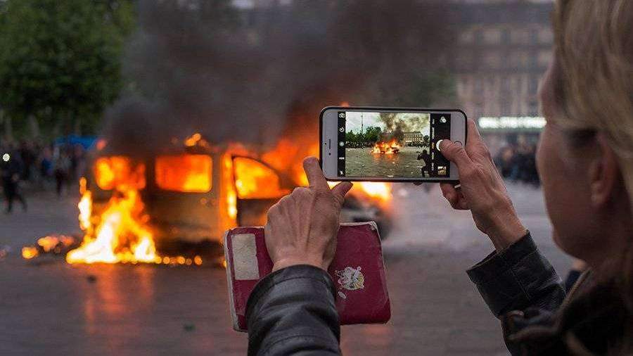 Во Франции сожгли авто на новый год