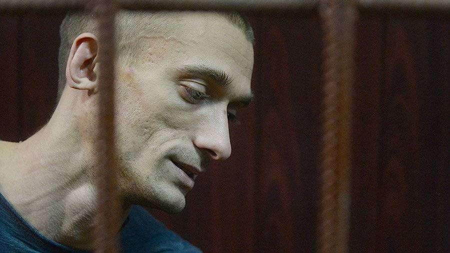 Петр Павленский разъяснил, зачем поджег Банк Франции Петр Павленский разъяснил, зачем поджег Банк Франции