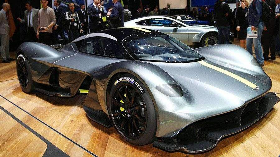 Aston Martin Valkyrie синего цвета