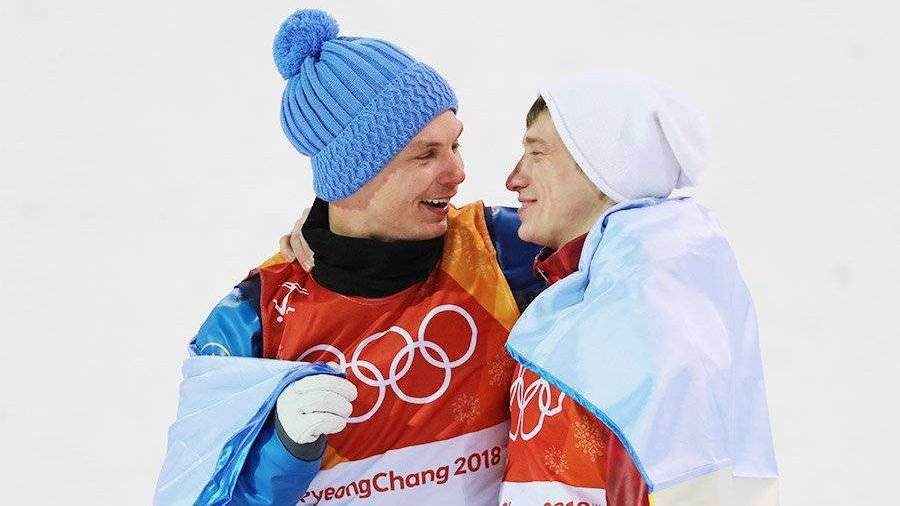 Спортсмены обнимаются