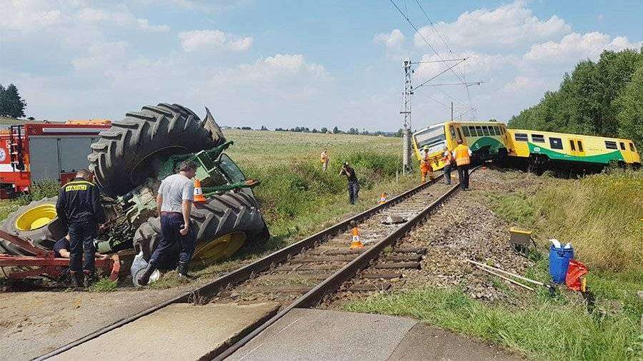 Трактор на путях