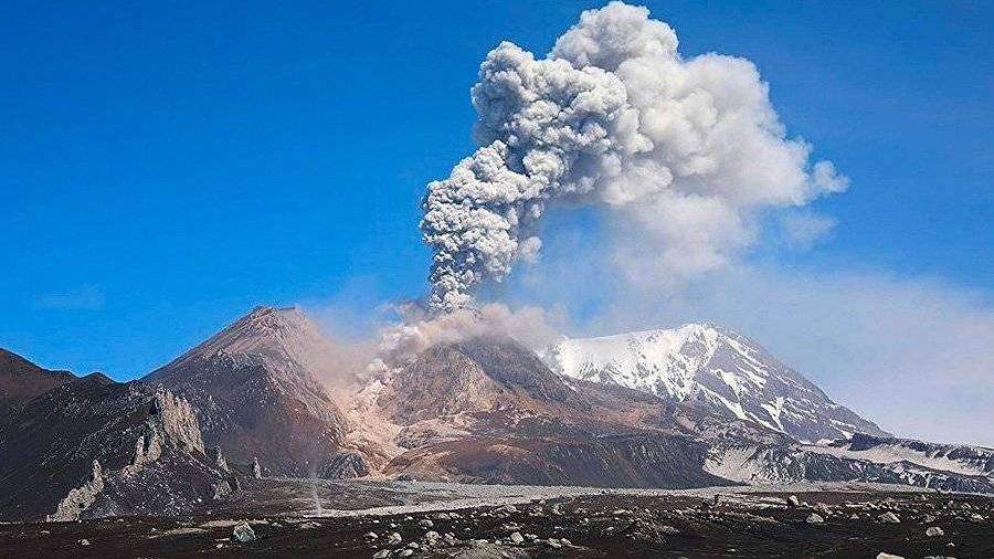 Вулкан Карымский на Камчатке выбросил пепел на 5 км
