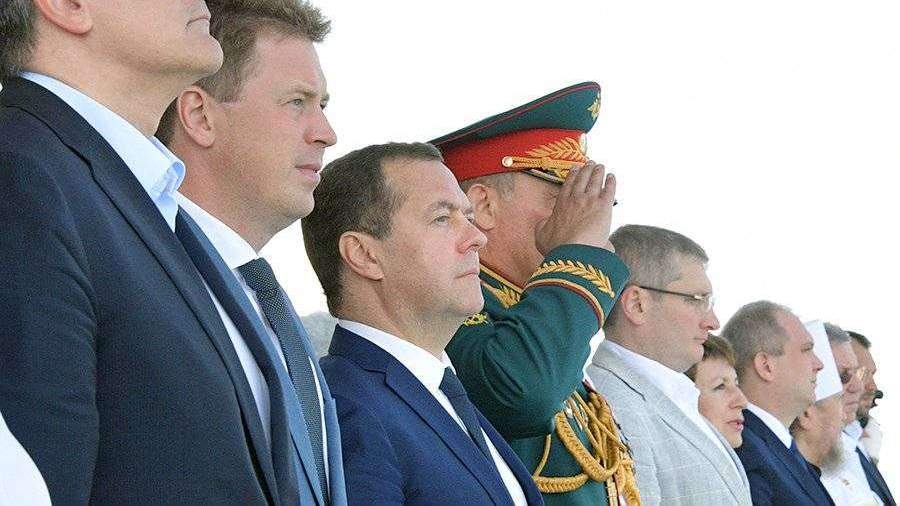 Медведев поздравил россиян с Днем Военно-морского флота
