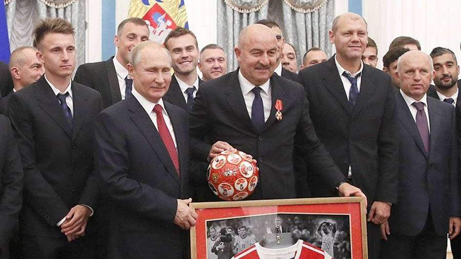 Игроки сборной России подарили Путину мяч без «жучков»
