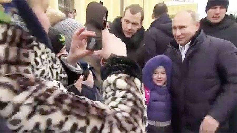 Путин успокоил расплакавшегося ребенка