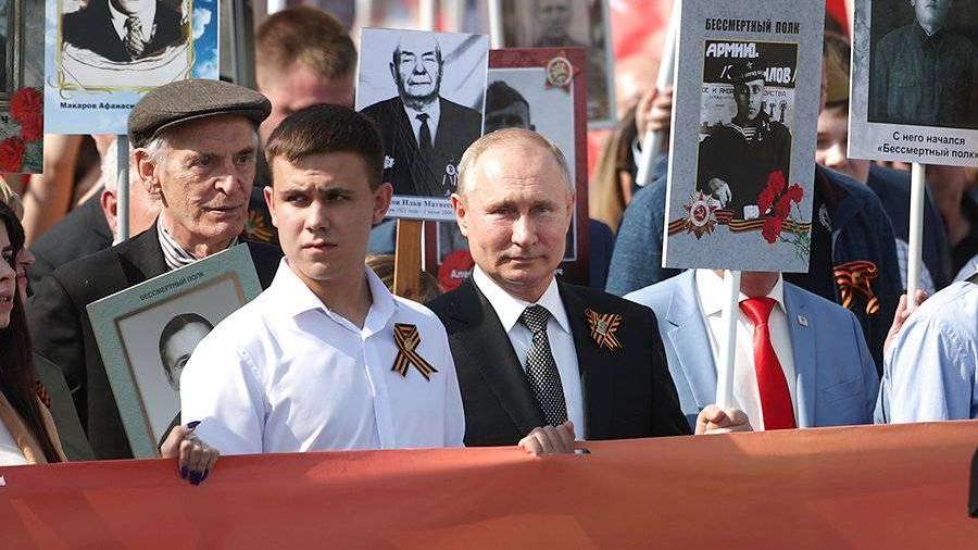 Чьё фото нес Владимир Путин