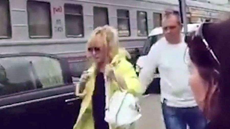 Пугачева на вокзале на машине