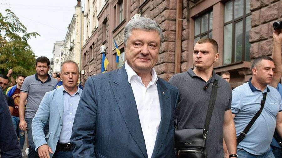 Deti Poroshenko Prishli S Plakatami Podderzhat Otca Vo Vremya Doprosa Novosti Izvestiya 12 08 2019