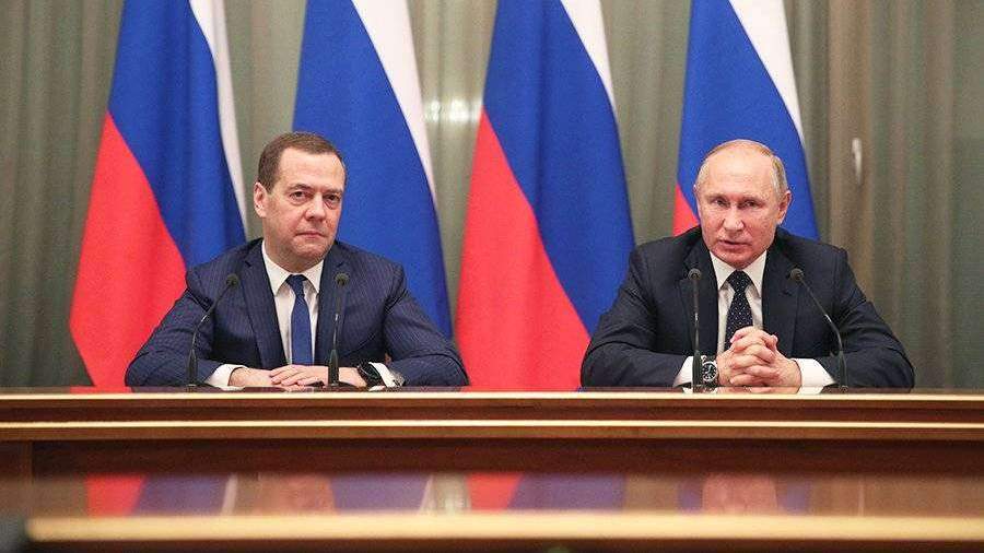 Путин увеличил зарплату президента России и премьера
