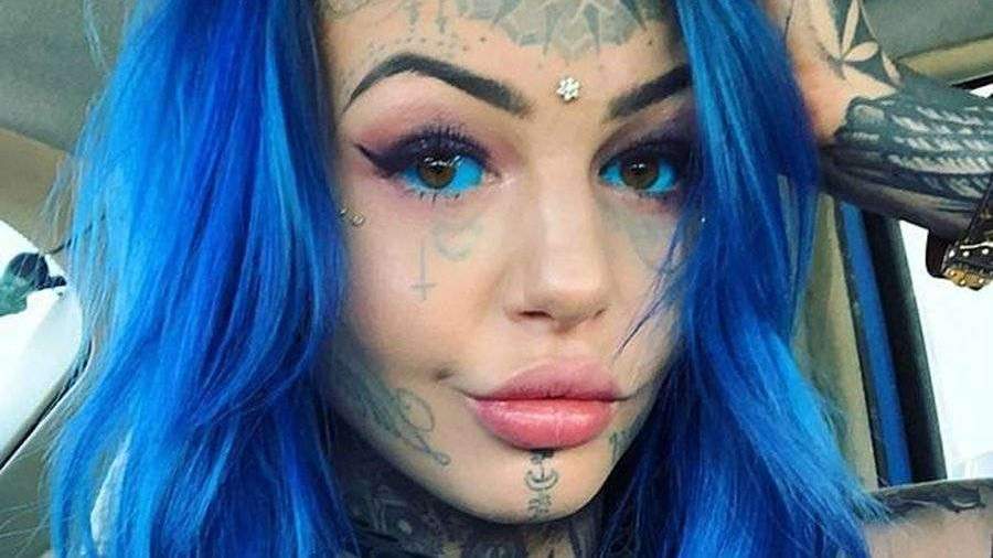 Девушка с татуировкой глаз - загадочная и притягательная