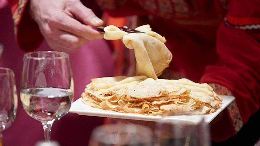 Врачи назвали подходящие начинки для блинов
