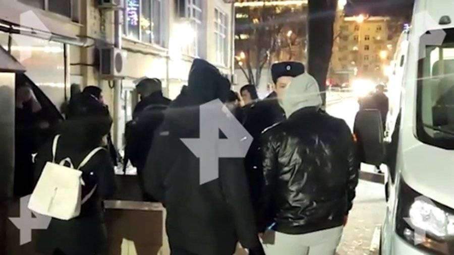 Появилось видео задержания сотни посетителей кальянной в Москве
