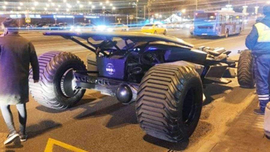 Владелец «бэтмобиля» забрал его со штрафстоянки
