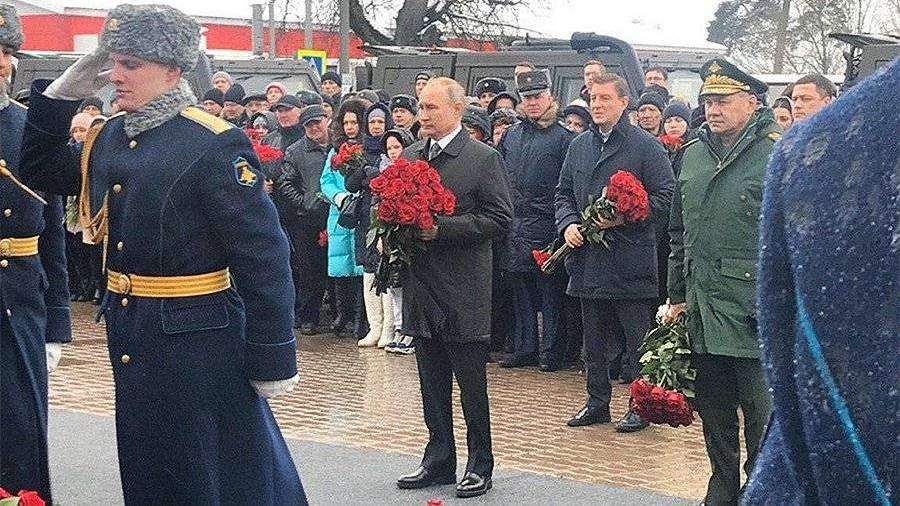 Путин возложил цветы к памятнику воинам 6-й роты в Пскове
