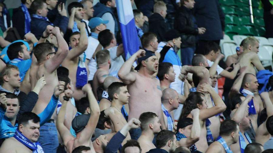 Болельщики устроили массовую потасовку на матче «Ахмат»–«Зенит»
