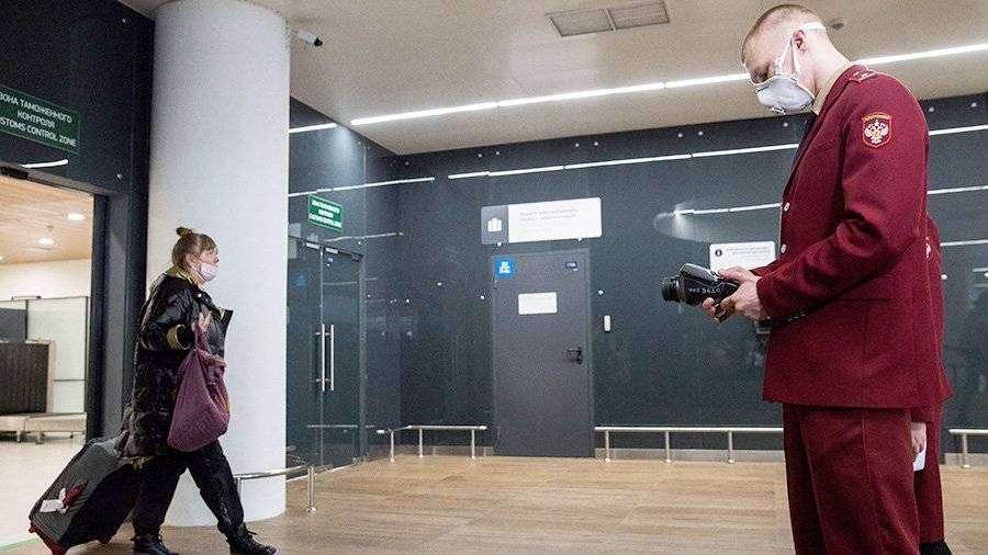 Мишустин распорядился усилить контроль в аэропортах и на вокзалах
