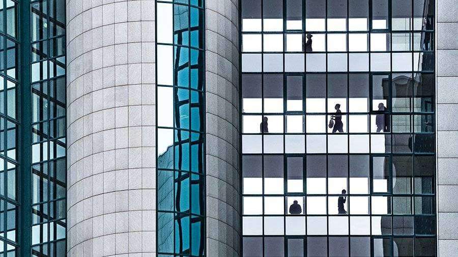 Ученый предупредил о риске заболеть из-за сверхурочной работы в офисе
