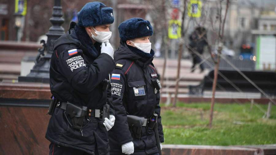Минздрав порекомендовал кассирам и полицейским носить маски и перчатки
