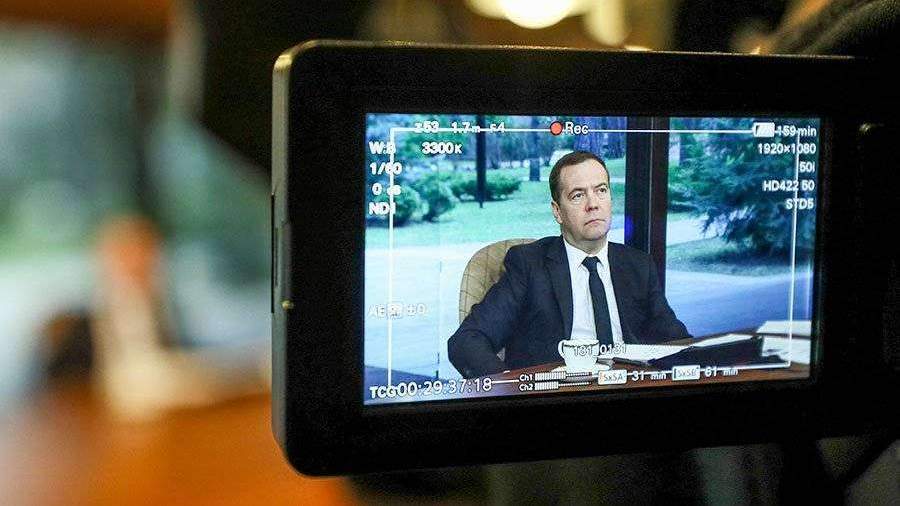 Медведев призвал корректировать законы из-за коронавируса