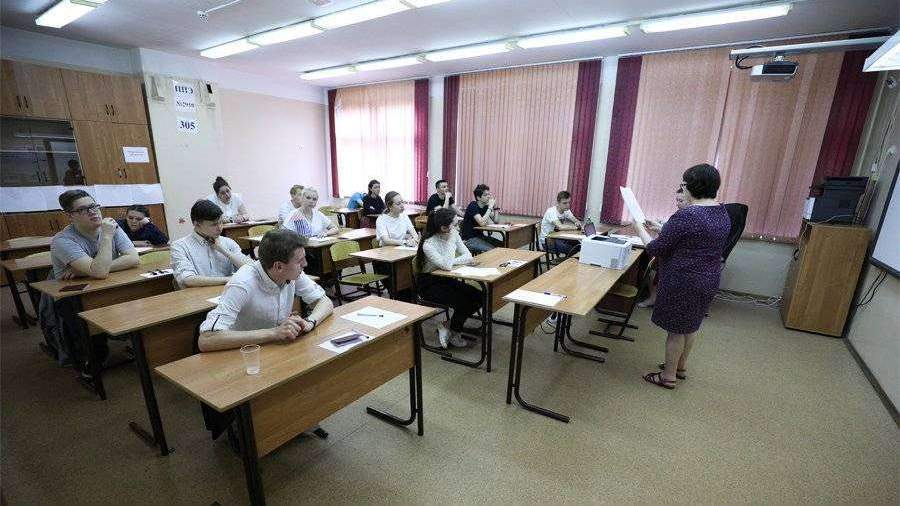 Онищенко прокомментировал перенос сроков ЕГЭ