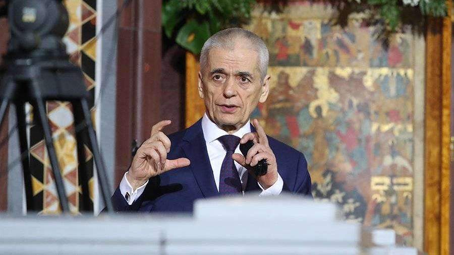 Онищенко призвал не осуждать пришедшую на работу в купальнике медсестру
