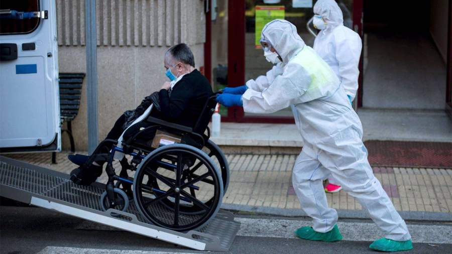 Около 19 тыс. работников соцучреждений Москвы получат допвыплаты