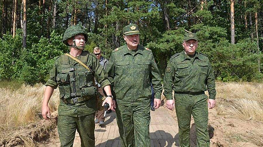 Фото лукашенко в военной форме Лукашенко заявил о приведении армии в боевую готовность Новости мира Известия 22