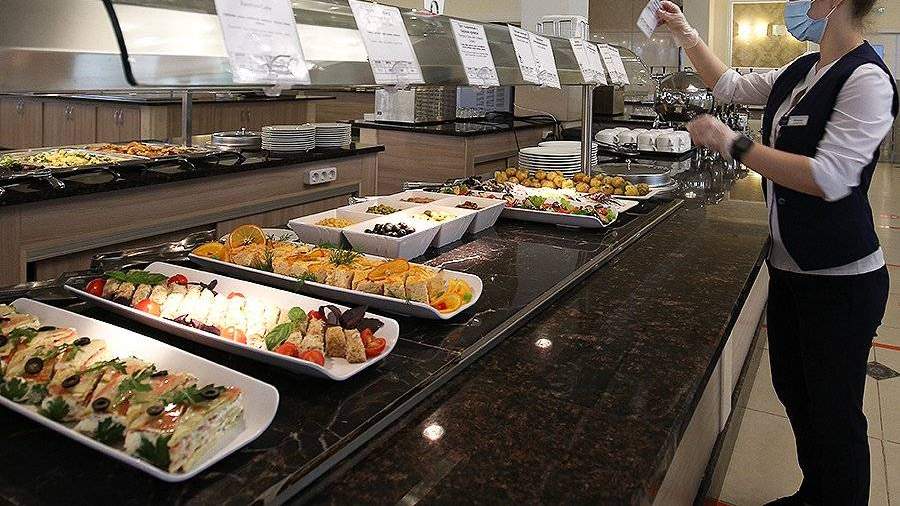 В Турции гостям отелей запретили самим накладывать еду на «шведских столах»