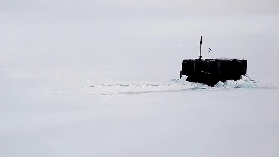 Всплытие подводной лодки в арктических льдах