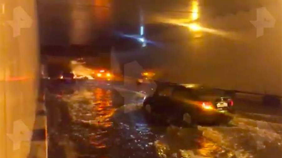 В Москве водители застряли в затопленном из-за дождя тоннеле