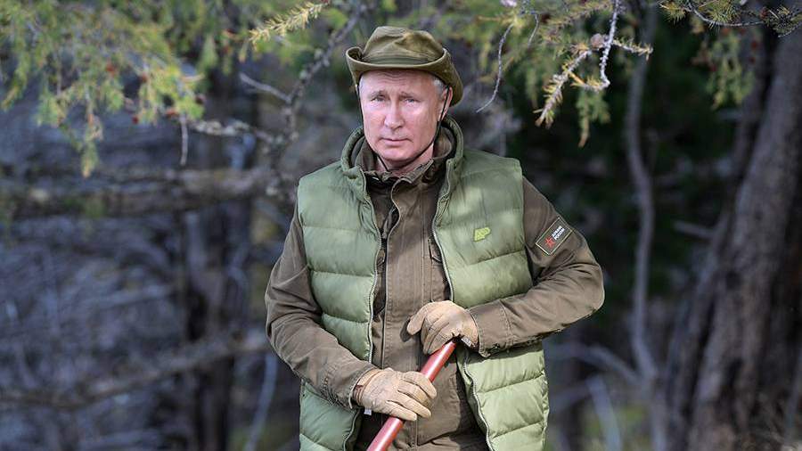 Путин за штурвалом катера прокатился по сибирской реке