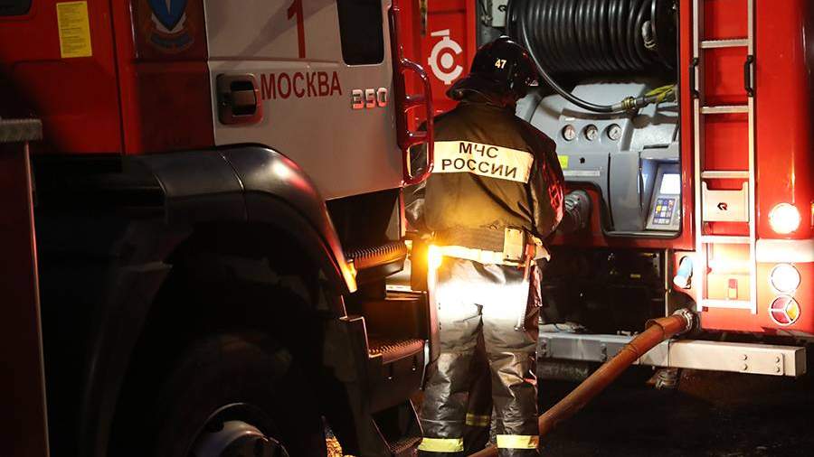 В центре Москвы произошел пожар в старом доме