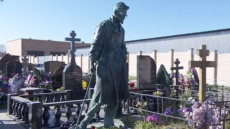 Лимонову установили памятник на Троекуровском кладбище