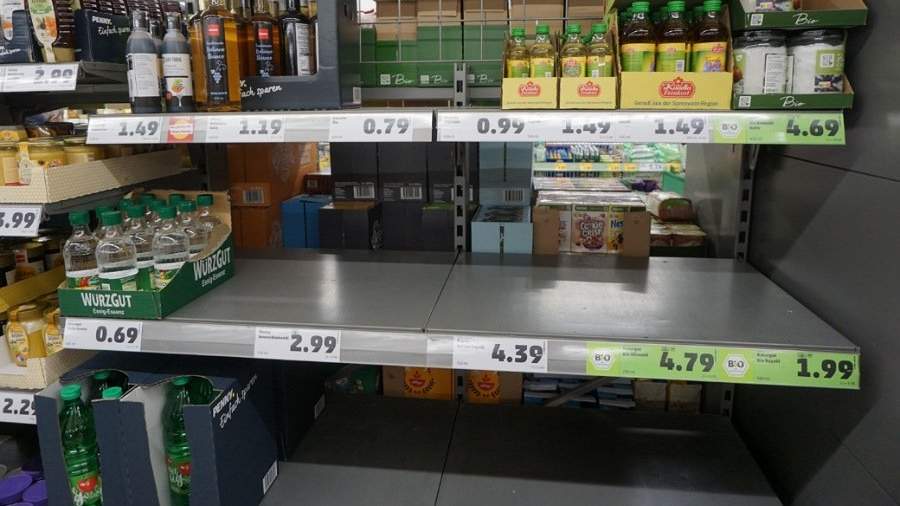 Пустые полки в супермаркете