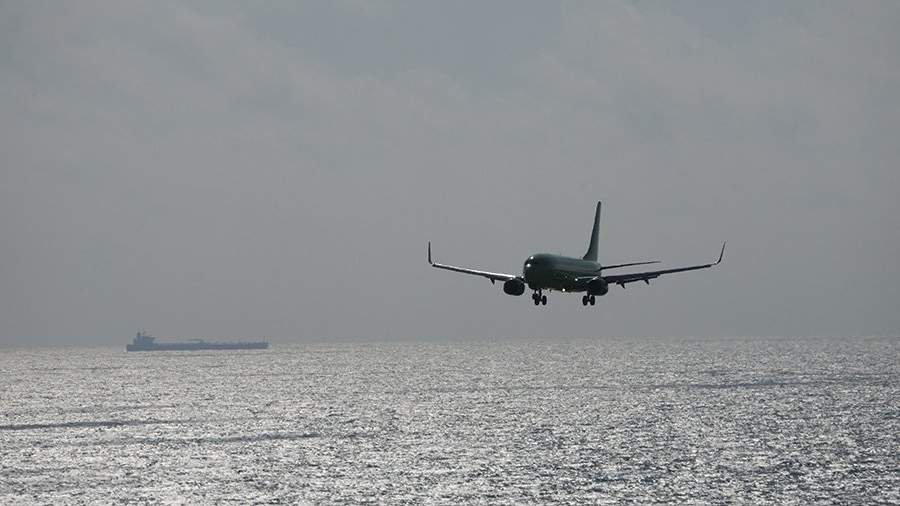 Самолет у моря
