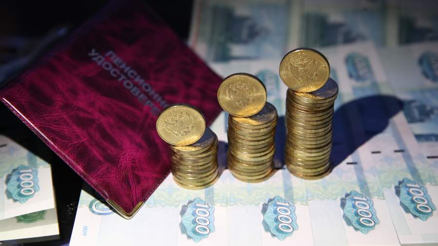 Пенсионное удостоверение и деньги