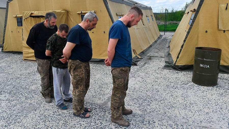 Военнослужащие ВСУ в пункте временного содержания украинских военнопленных