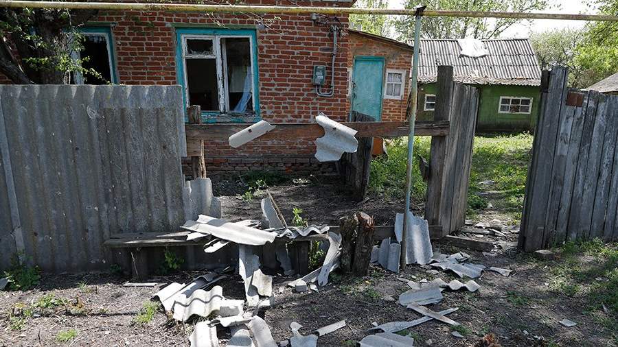Забор во дворе жилого дома в селе Солохи Белгородской области, поврежденного в результате обстрела со стороны Украины