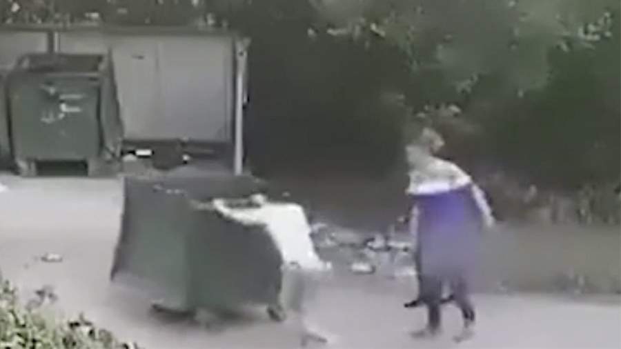 Неудачная попытка медведя открыть бак