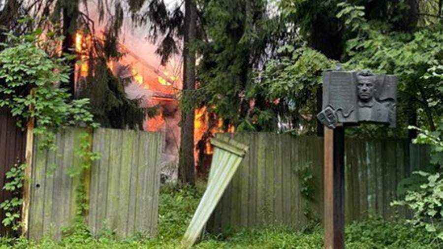 Огонь виден издалека: в районе Сопки в Красноярске загорелись две дачи. Фото