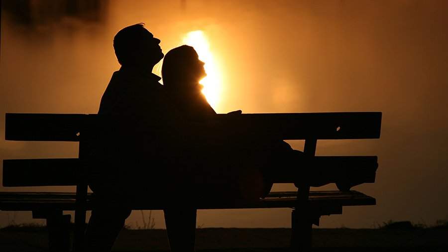 Психолог объяснила любовь женщин к мужчинам постарше