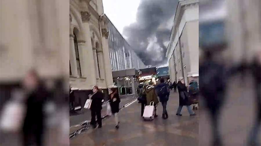 Крупный пожар произошел на площади трех вокзалов в Москве