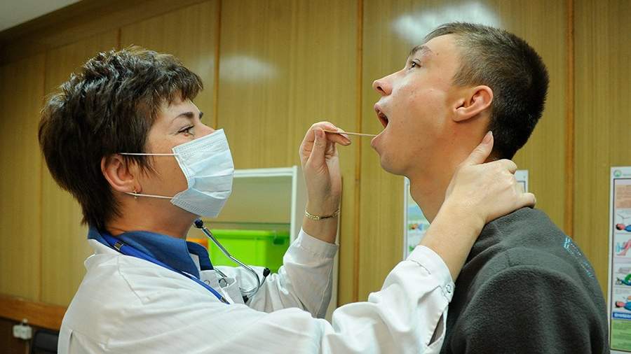 Не полоскать горло керосином, йодом и солью: медики просят россиян не заниматься самолечением